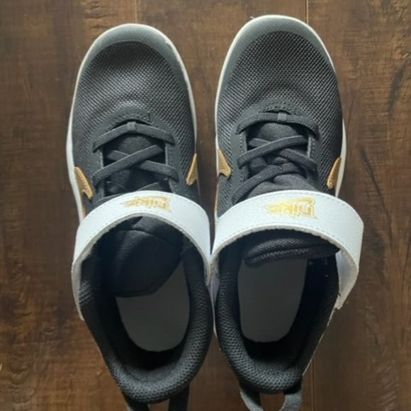 Nike Hustle - youth size 2, Nike Kids' Pre-School Team Hustle Basketball shoes - Picture 2 of 5